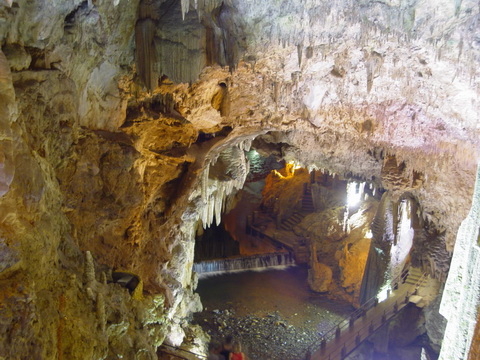 Existem inmeras passarelas dentro da caverna